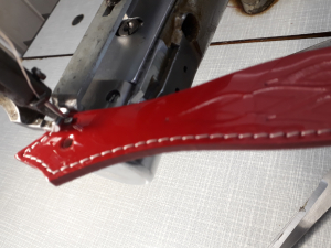 Rdeči ročaji po naročilu na hrbtiščih stolov !