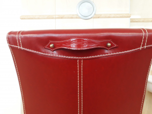 Rdeči ročaji po naročilu na hrbtiščih stolov !