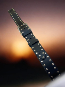 Usnjeni črni pas z neti DDDesign