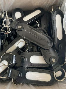 Usnjeni obeski z okenci dddesign.si