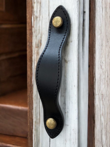 Usnjeni-pohištveni-ročaji-dddesign.si