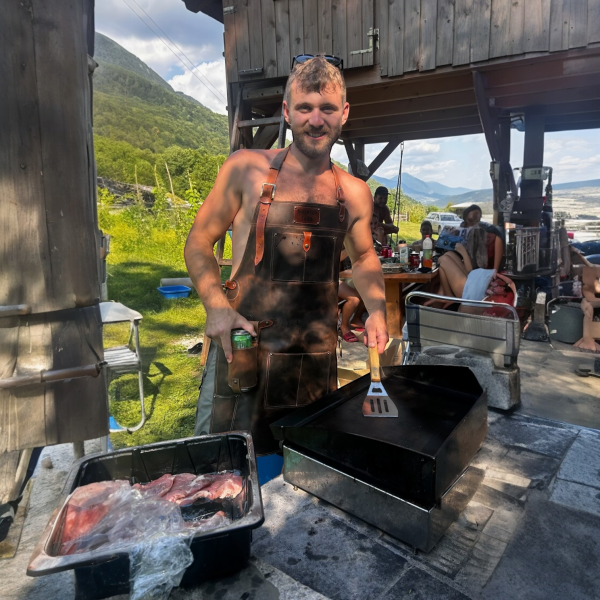 Ročno izdelan moški usnjeni predpasnik iz premium usnja z brezplačno gravuro imena. Popolno unikatno darilo za žar mojstre in abrahama. Narejeno v SLO.