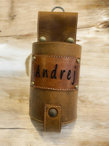 Usnjeno držalo za pivo z GRAVURO na ploščici