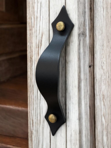 pohištveni ročaji z zlatimi vijaki