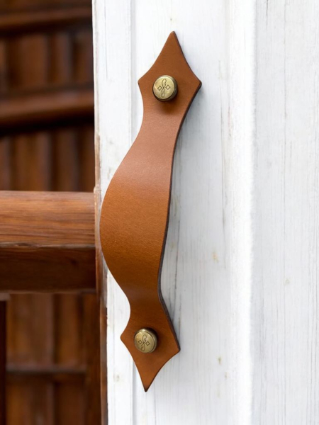 pohištveni ročaji z zlatimi vijaki