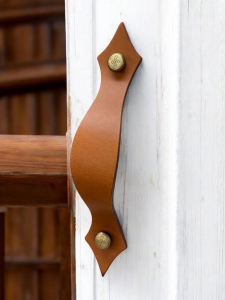 pohištveni ročaji z zlatimi vijaki