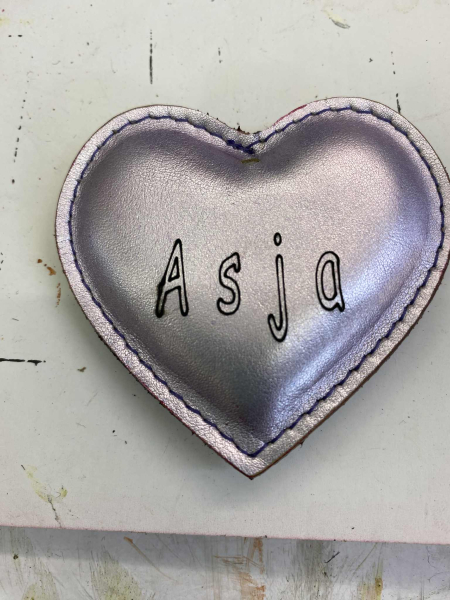 Usnjeni obesek za ključe ROZA PERLA srce