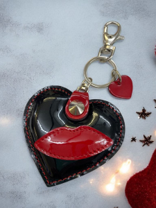 Usnjeni obesek za ključe in torbico Usta 6 x 5,5 cm