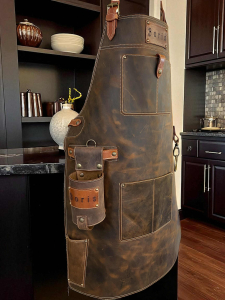 Usnjeni predpasnik ŽAR MOJSTER z držalom za pijačo