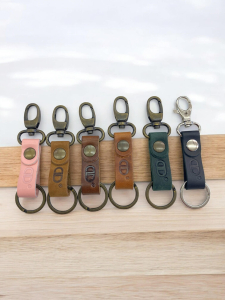 Personalizirani usnjeni obesek za ključe trak mali