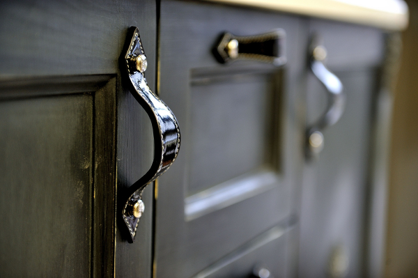 Usnjeni pohištveni ročaji www.dddesign.si