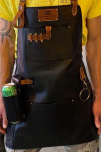 Personalizirani usnjeni predpasnik Army z držalom piva 