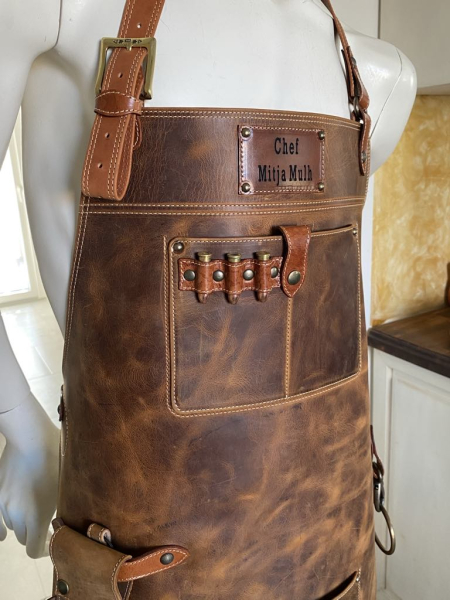 Personalizirani usnjeni predpasnik Army z držalom piva 