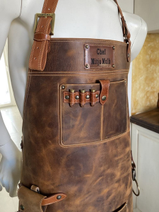 Personalizirani usnjeni predpasnik Army z držalom piva 