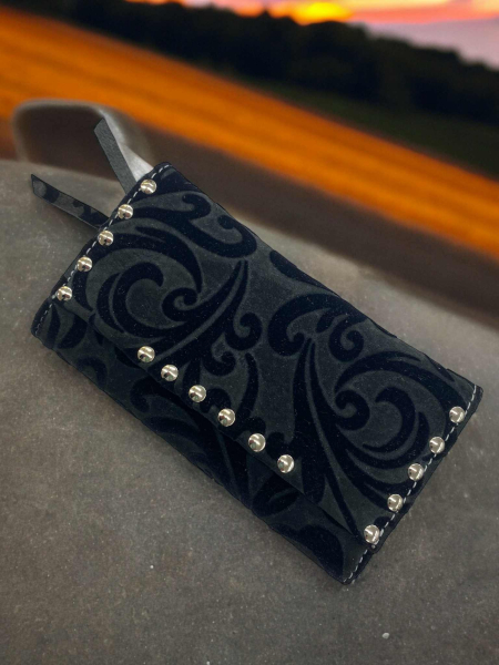 Usnjena tobačnica z gravuro imena