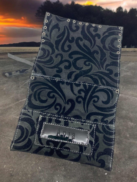 Usnjena tobačnica z gravuro imena