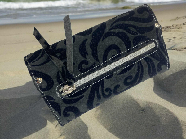 Usnjena tobačnica z gravuro imena